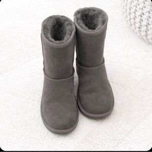 NEW UGG Classic II Grey Boots Size 5 Fits Women’s 7